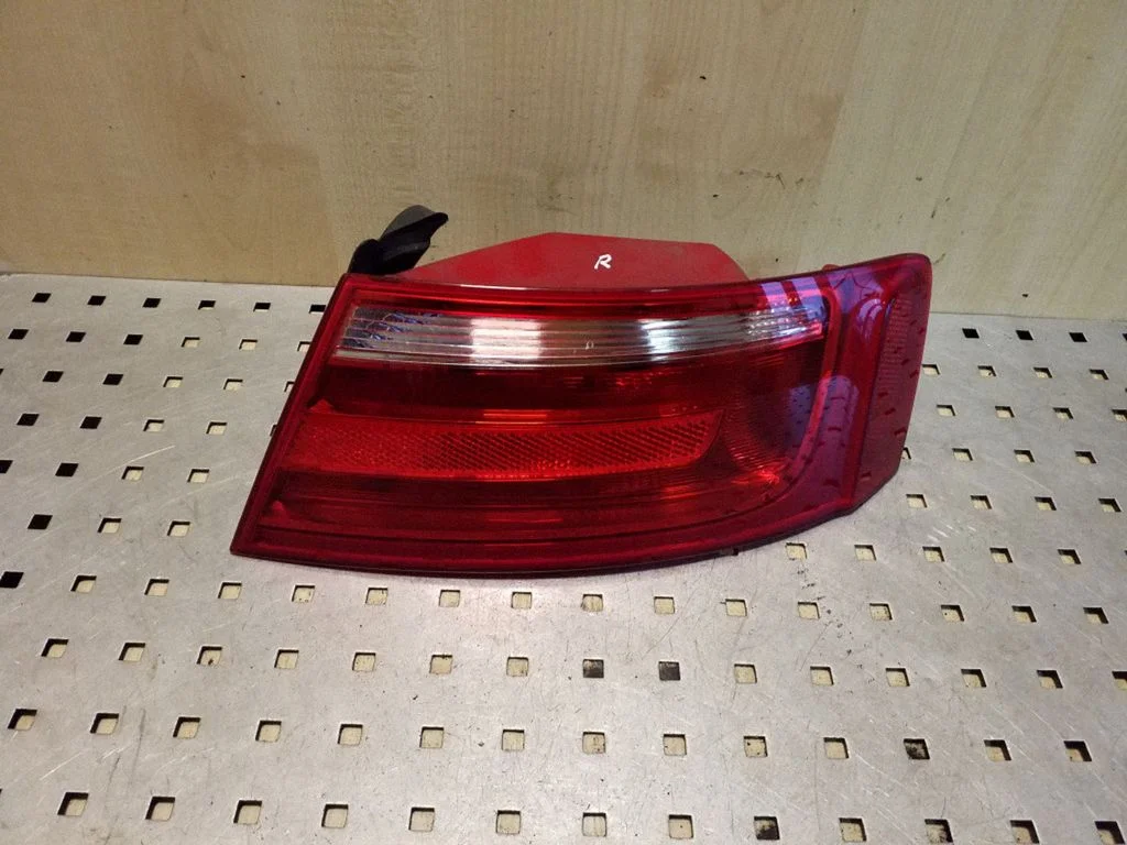 Rear/tail lights 8T0945096