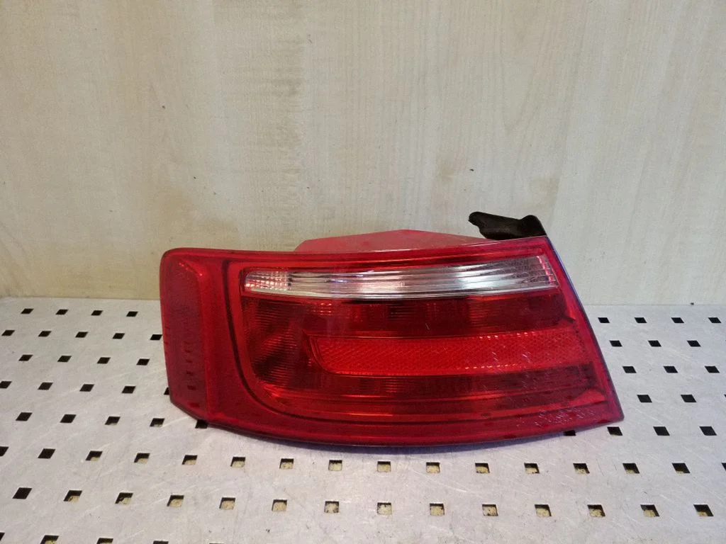 Lampa tylna w błotniku 8T0945095