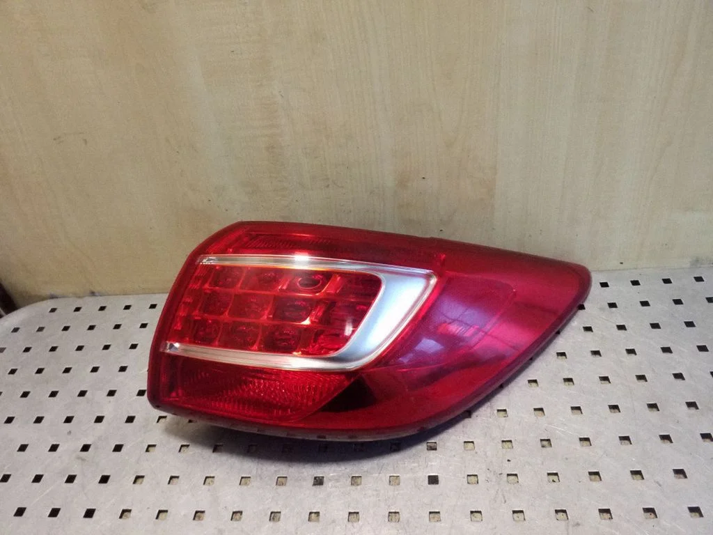 Rear/tail lights – right