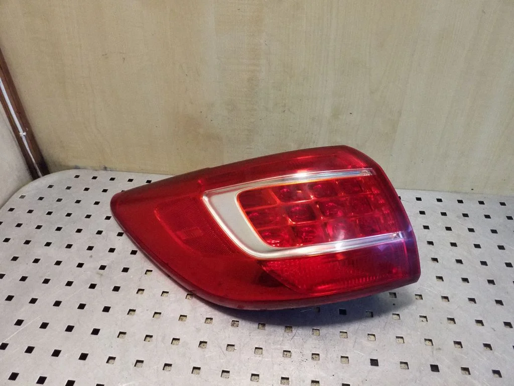 Rear/tail lights – left
