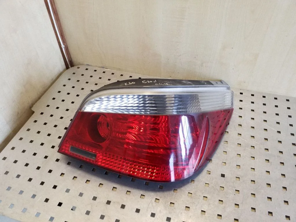 Lampa tylna w błotniku 6910768