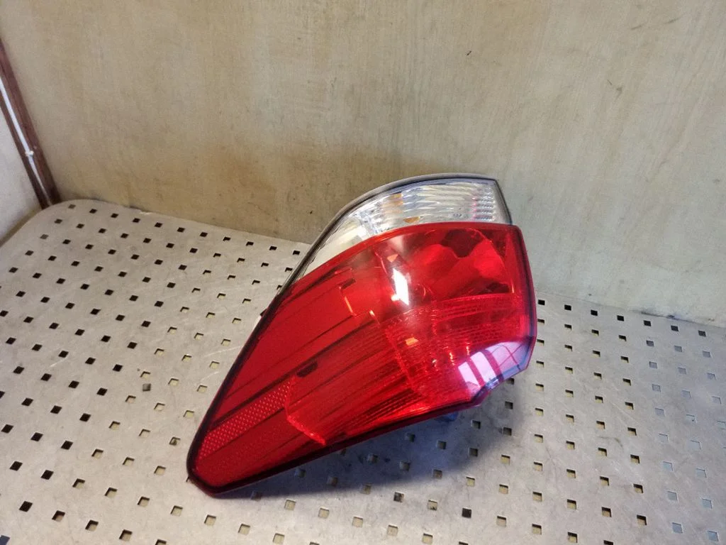 Rear/tail lights – right