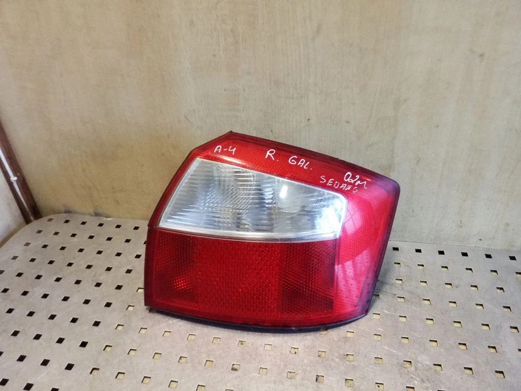 Rear/tail lights 8E0945096D