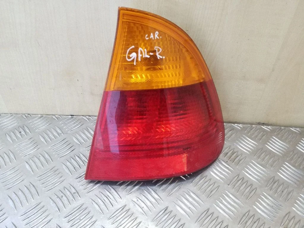 Lampa tylna w błotniku 28670202