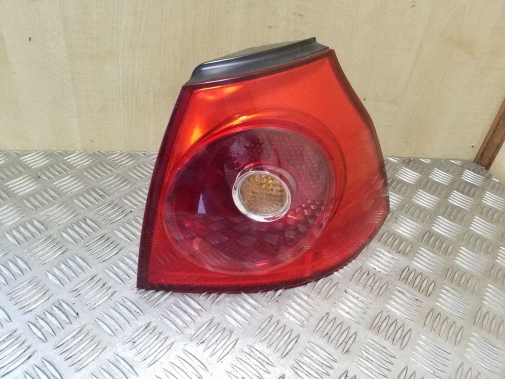 Rear/tail lights – right