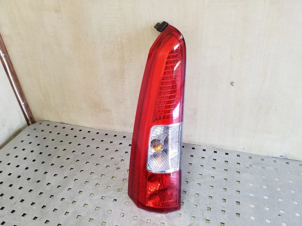 Rear/tail lights – left
