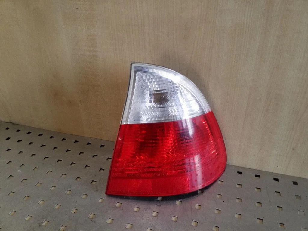 Lampa tylna w błotniku 63216928388