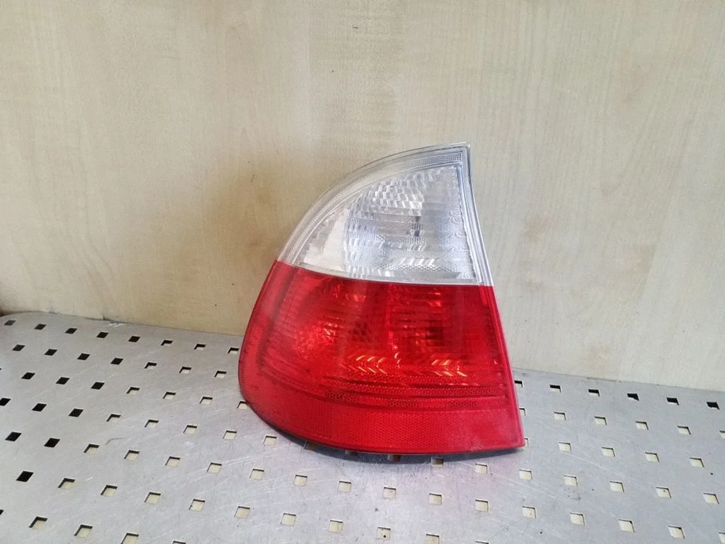 Lampa tylna w błotniku 63216928387