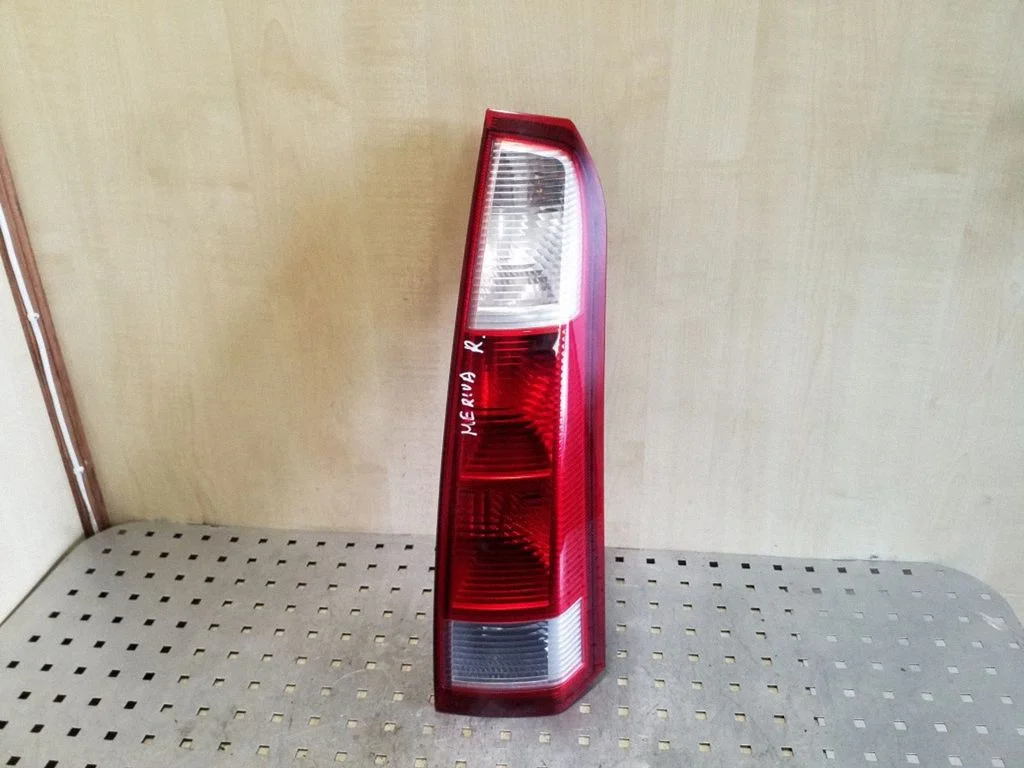 Rear/tail lights – right