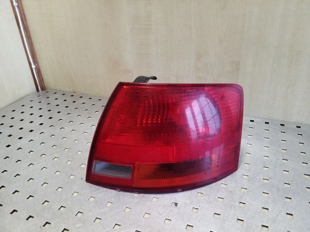 Rear/tail lights 8E9945096E