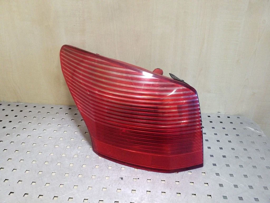 Rear/tail lights – left
