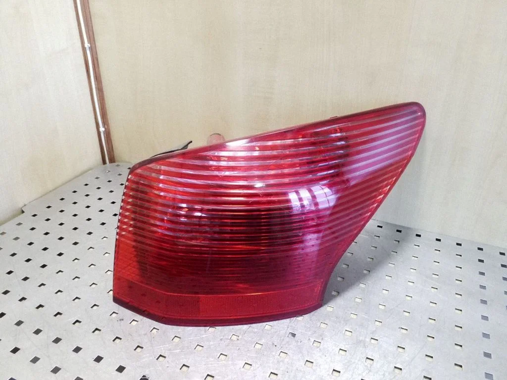 Rear/tail lights – right