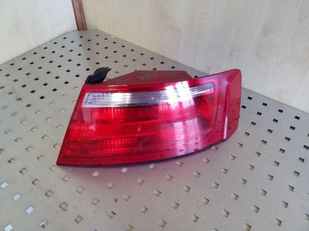 Rear/tail lights 8T0945096