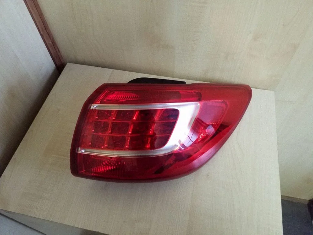 Rear/tail lights – right