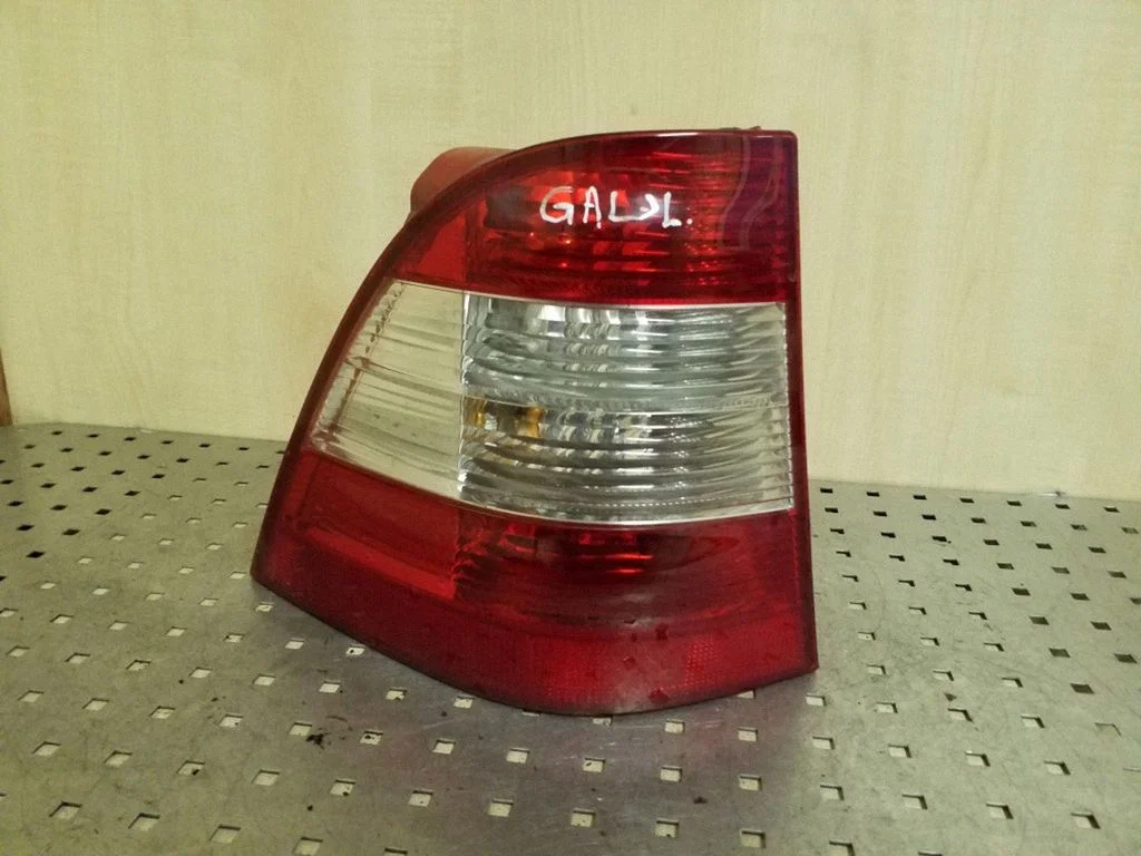 Aizmugurējais lukturis virsbūvē A1638201964