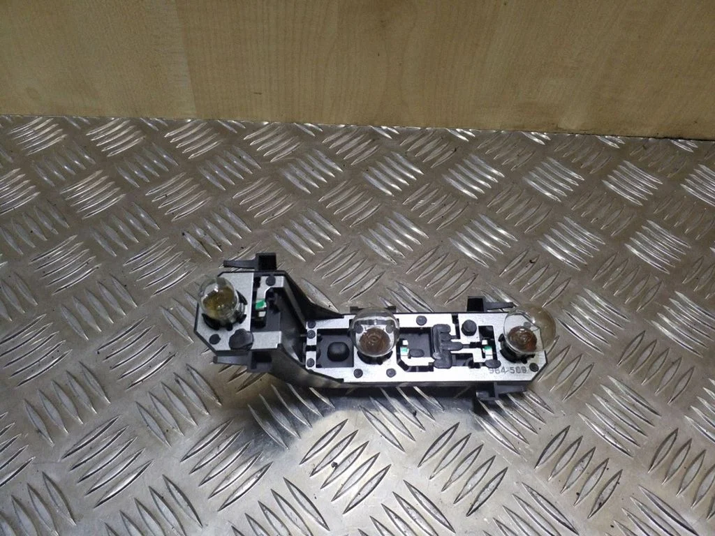 Tagatule osa 7M3945257A