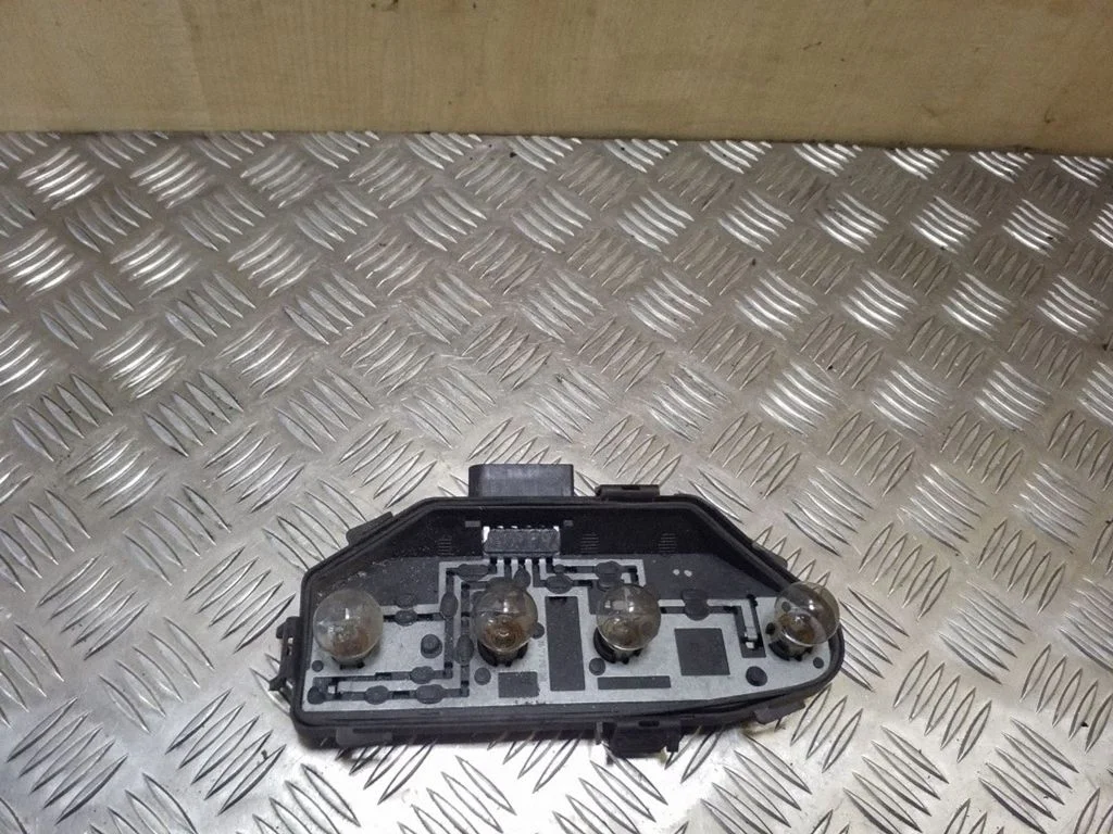 Tagatule osa 7H0945258A
