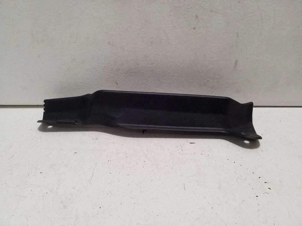 Rear/tail light trim molding EM2BU279A66AC