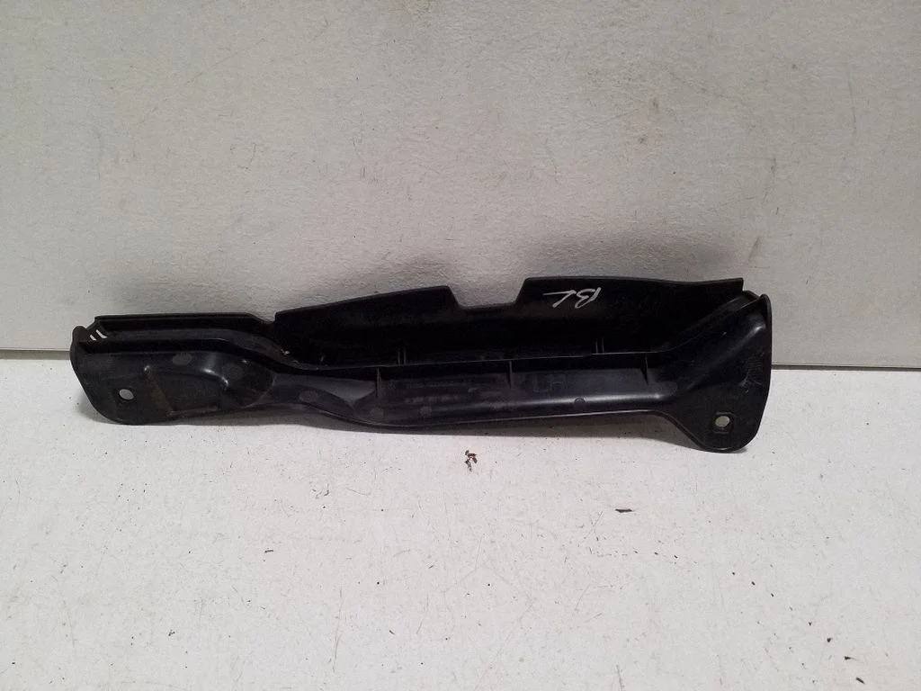 Rear/tail light trim molding EM2BU279A67AC
