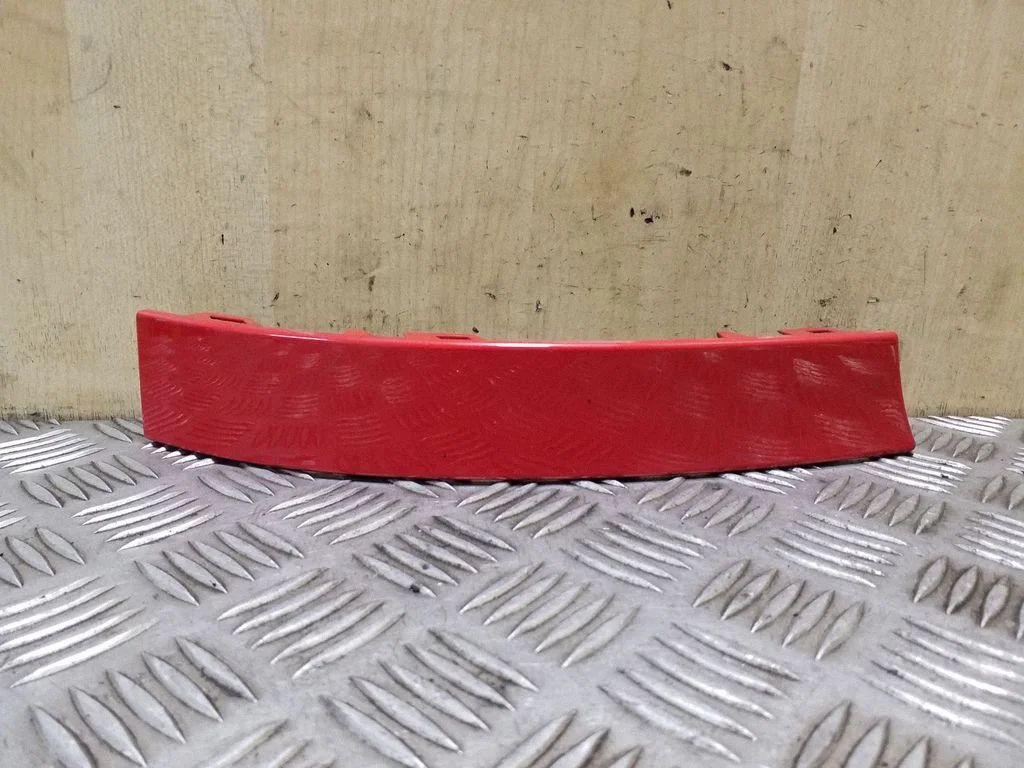 Aizmugurējā luktura apdare (līstīte) 8D0945101