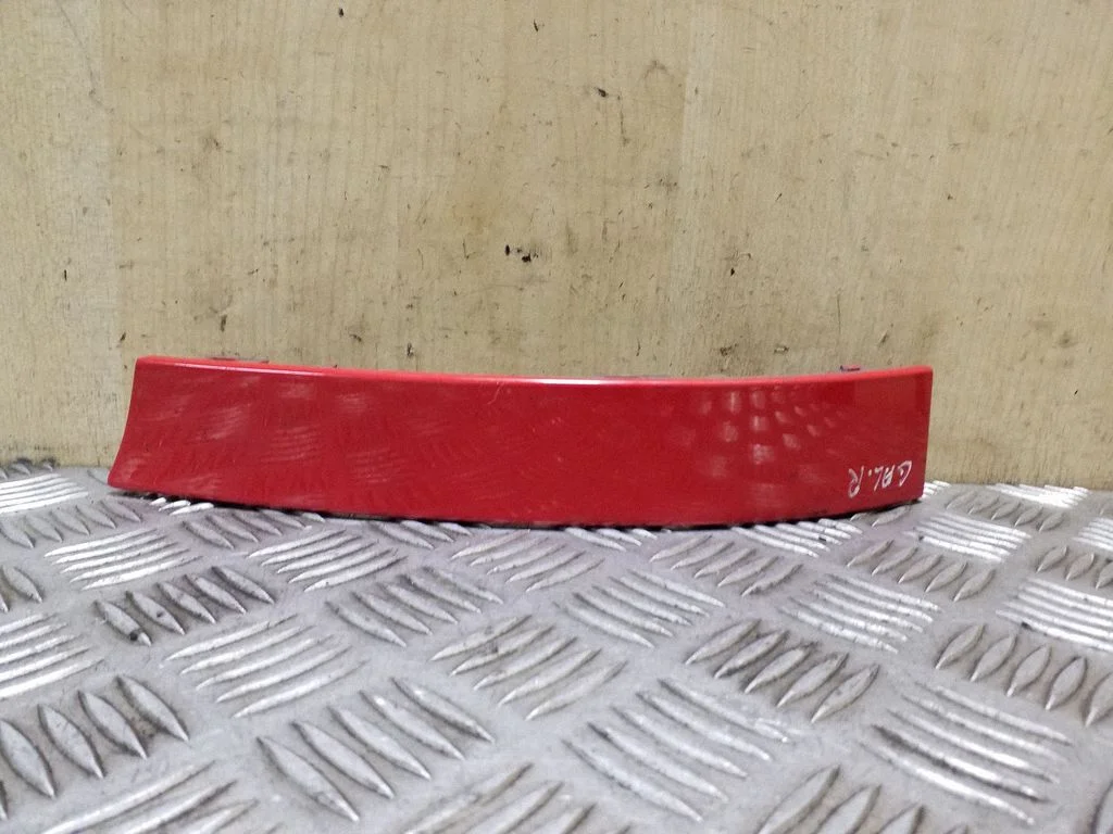Aizmugurējā luktura apdare (līstīte) 8D0945102
