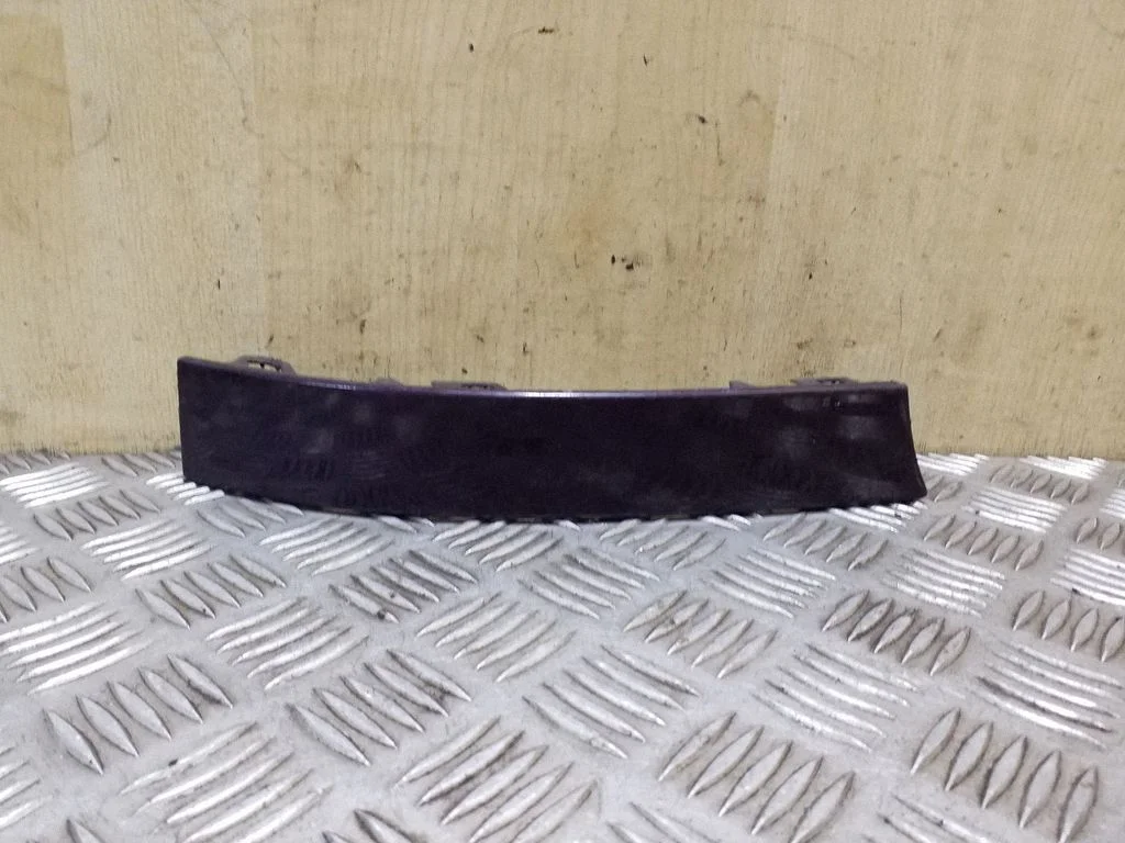 Aizmugurējā luktura apdare (līstīte) 8D0945101