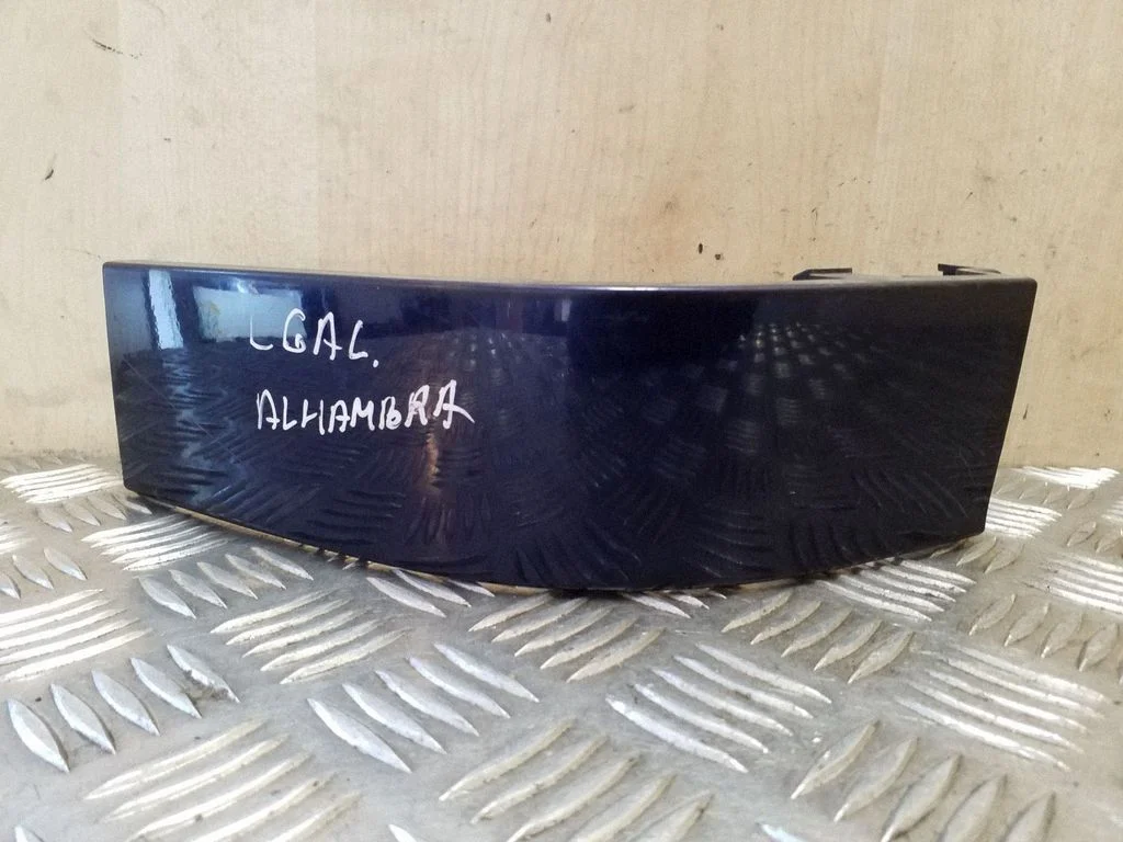 Rear/tail light trim molding 7M3807871