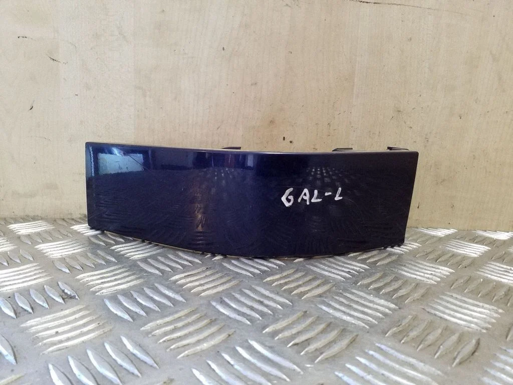 Rear/tail light trim molding 7M3807871