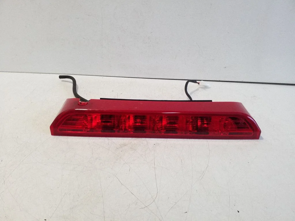 Third/center stoplight E1334767