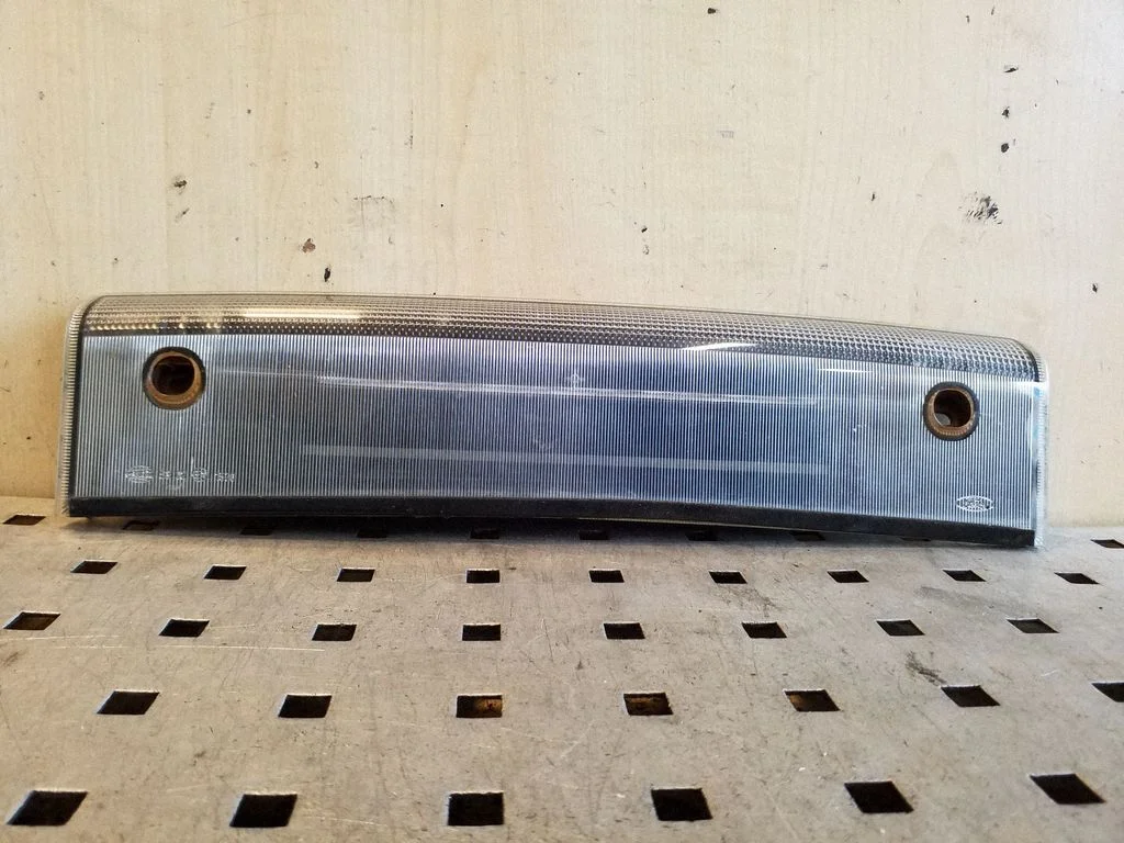 Papildu stopgaismas lukturis 7M5113A601