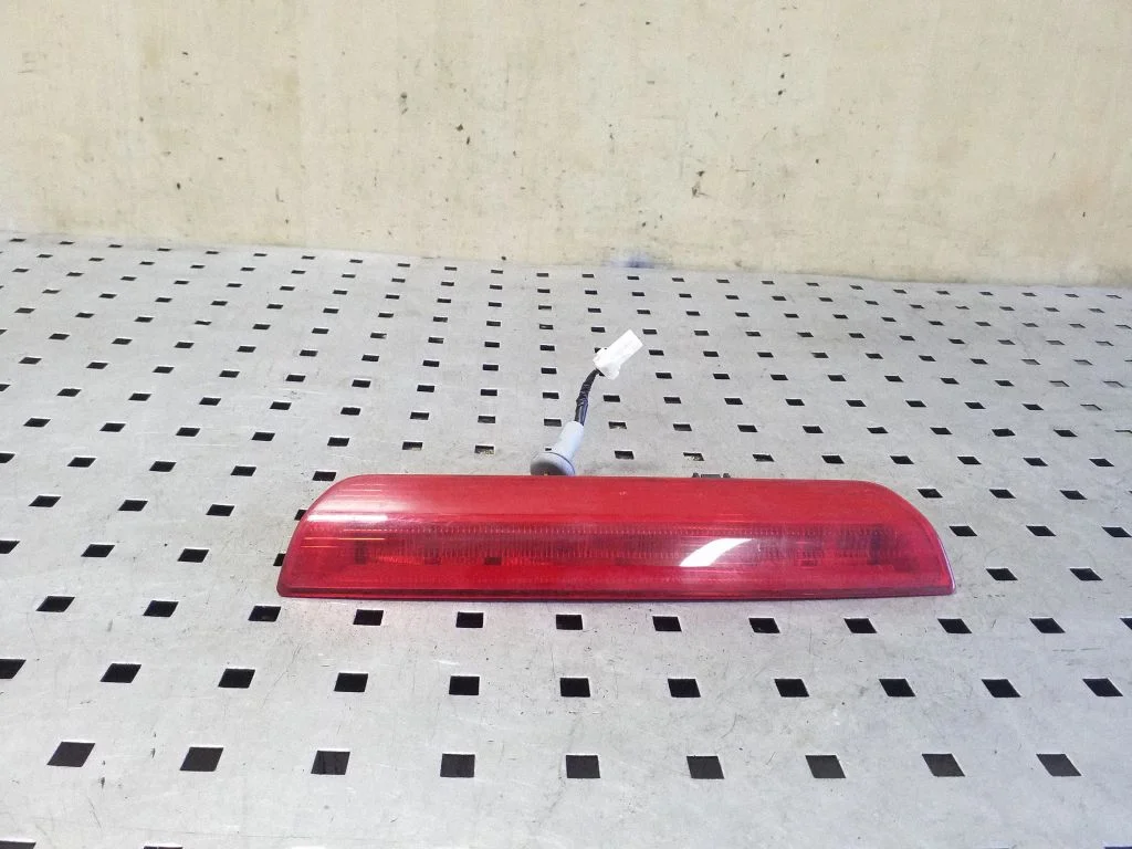 Third/center stoplight 265904BA0A