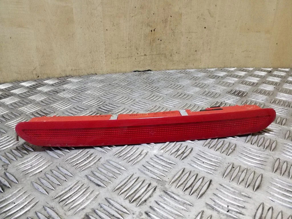 Third/center stoplight – Volkswagen Tiguan (2007-2016)