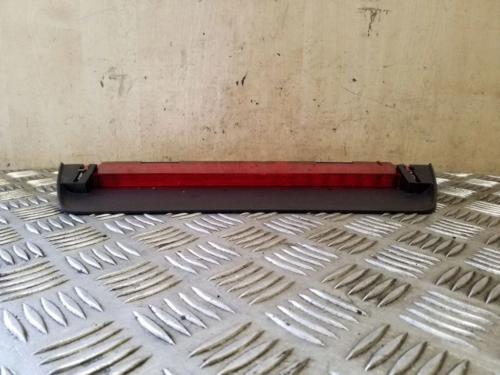 Third/center stoplight 3G5945087