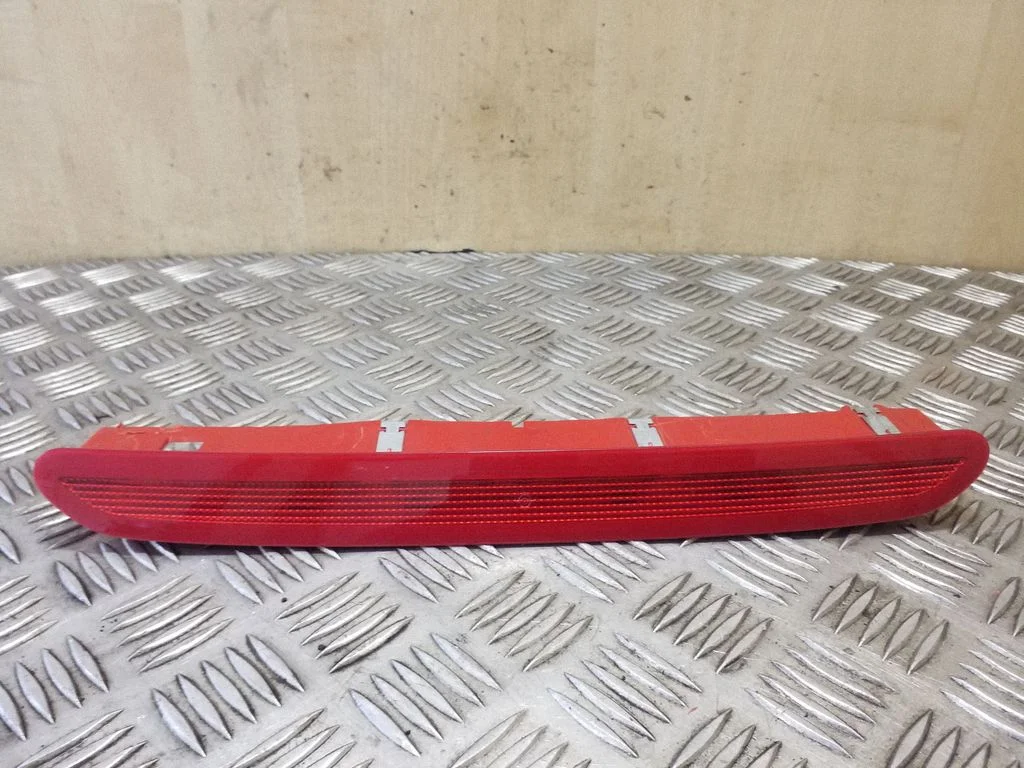 Third/center stoplight – Volkswagen Tiguan (2007-2016)