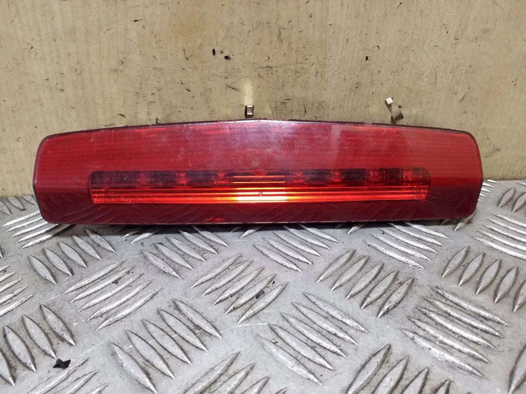 Third/center stoplight 13211587