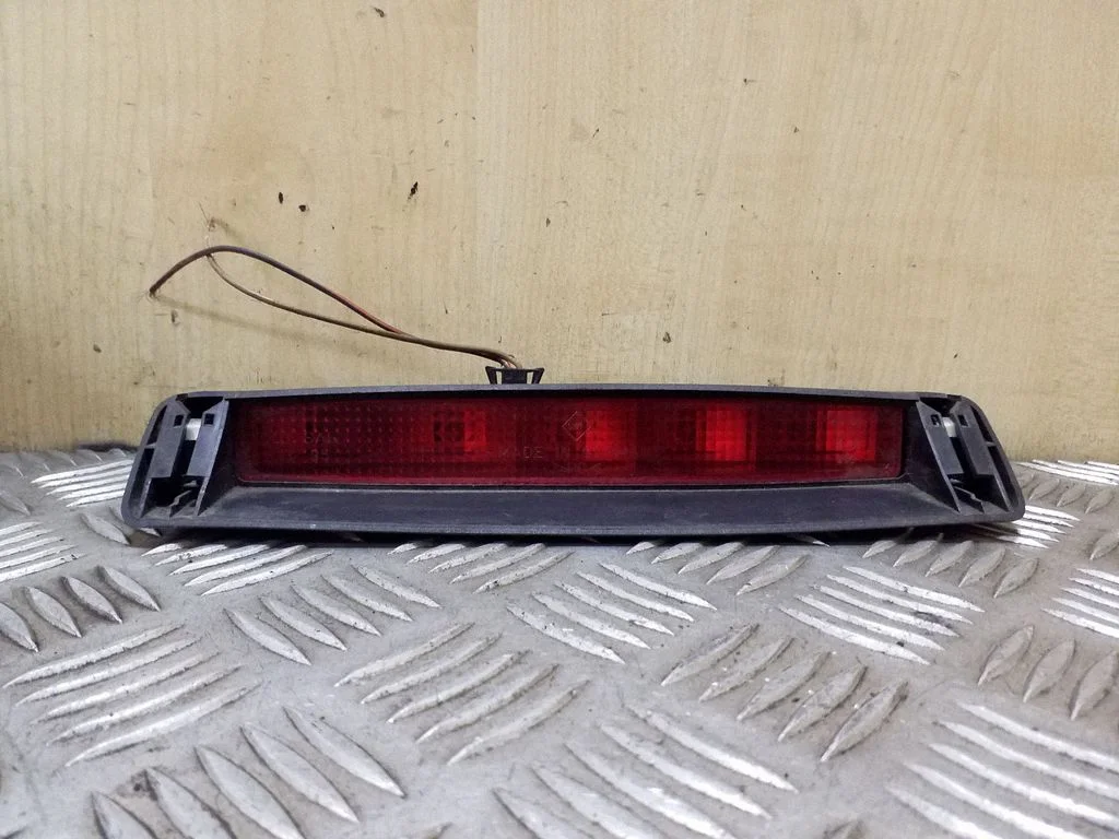 Third/center stoplight – Renault Clio II (1998-2001)
