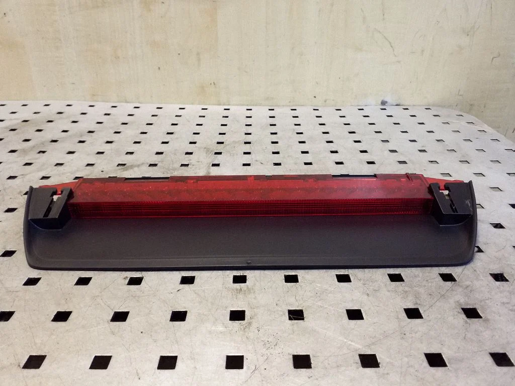 Third/center stoplight 3G5945087