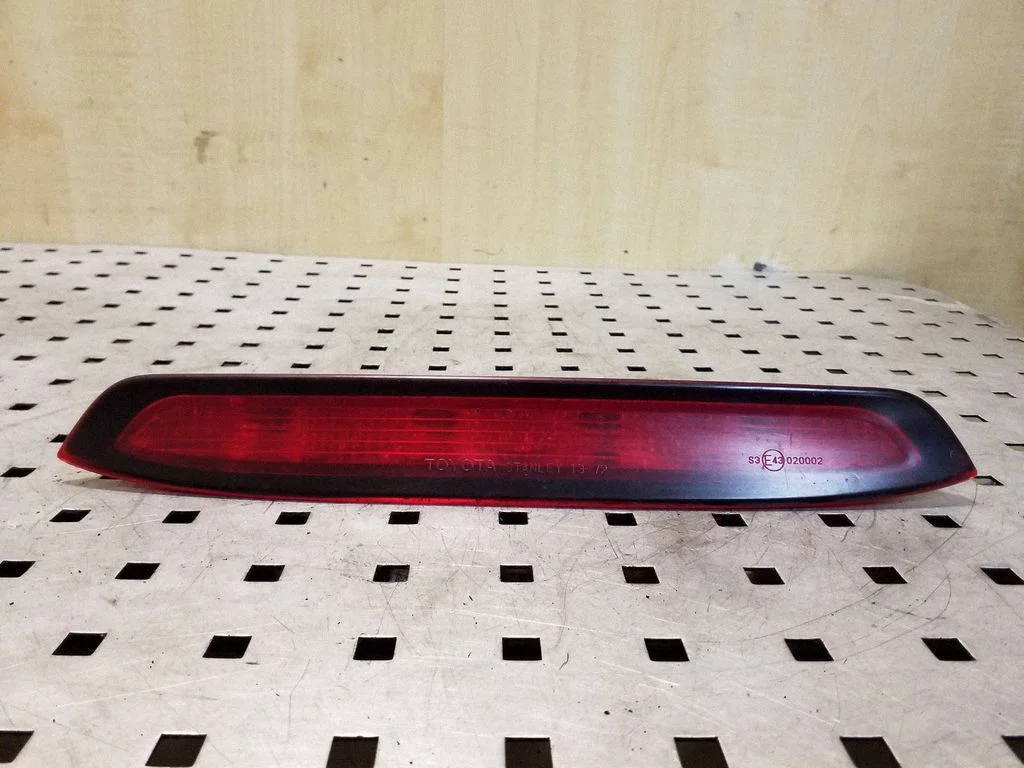 Third/center stoplight – Toyota Corolla Verso E121 (2001-2004)