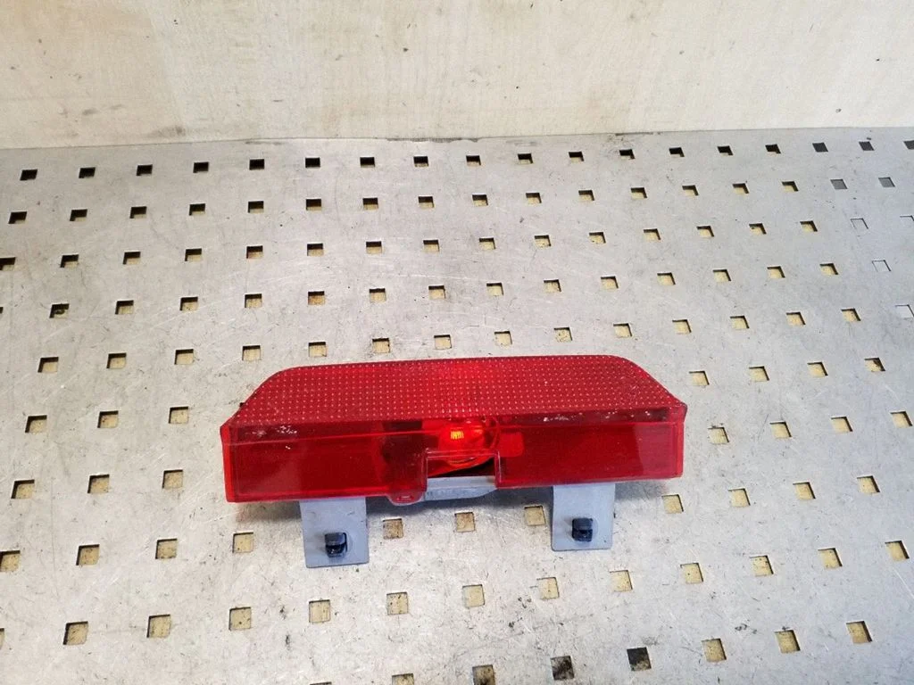 Third/center stoplight