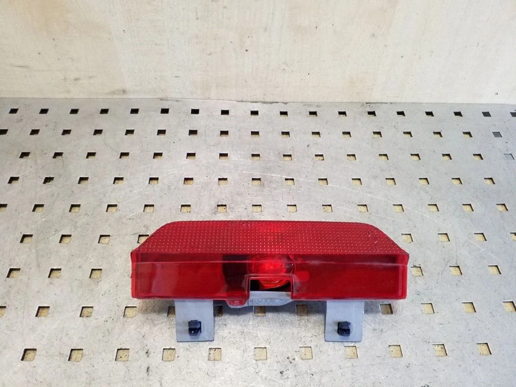 Third/center stoplight