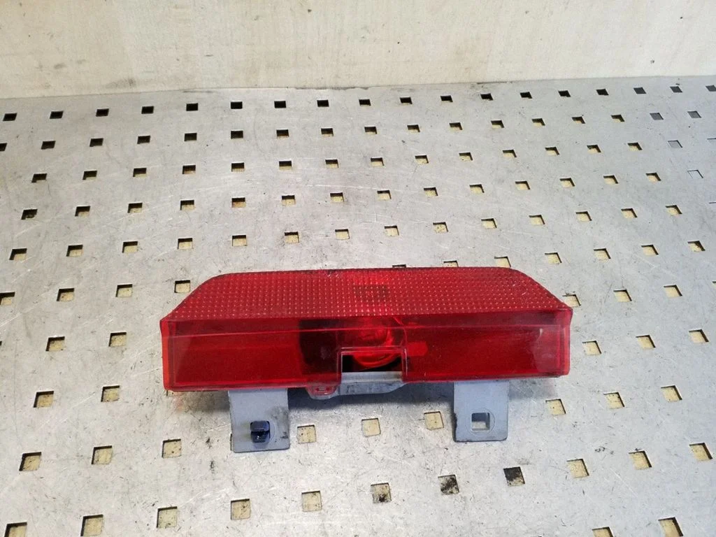 Third/center stoplight