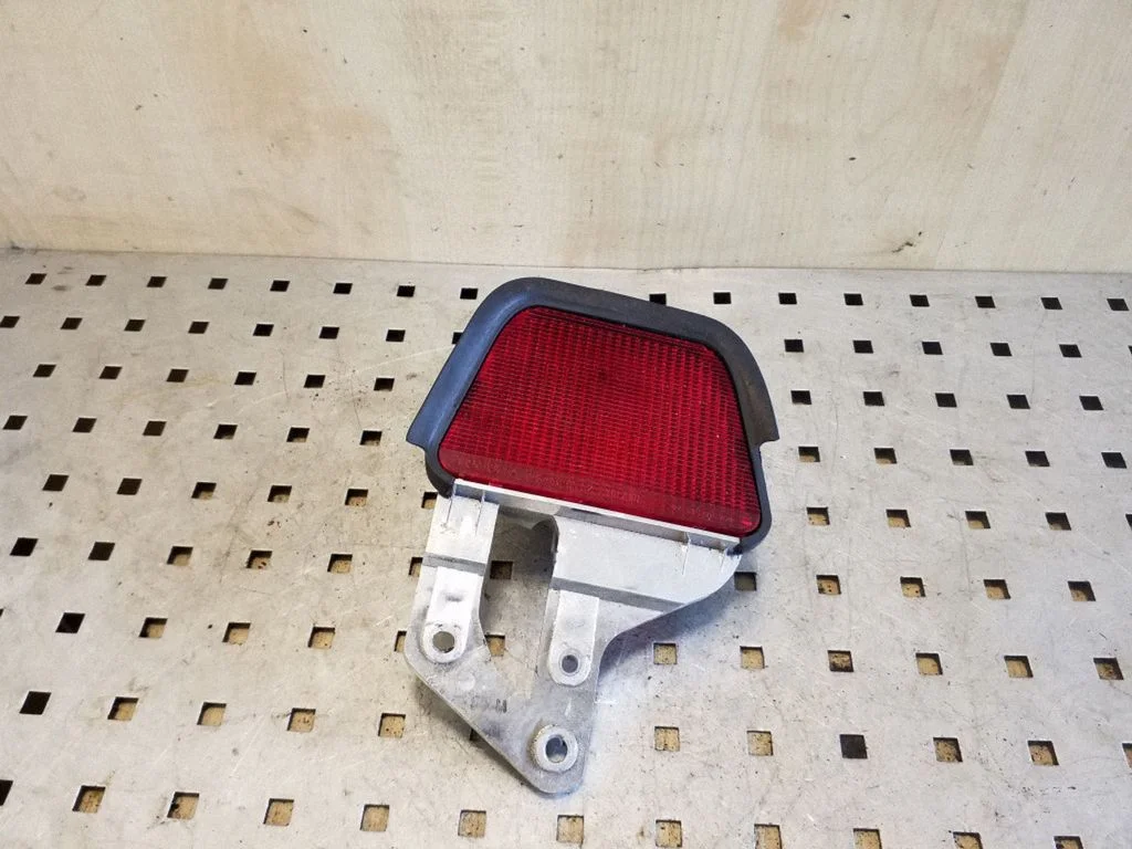 Third/center stoplight E130892