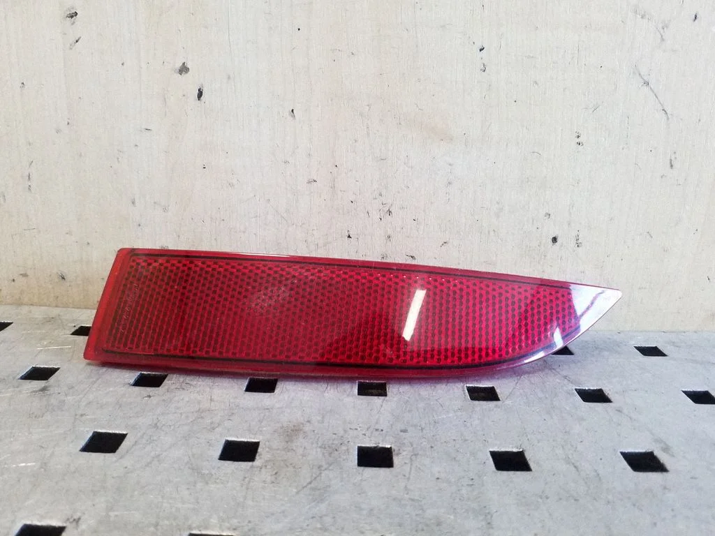 Rear tail light reflector 265659019R
