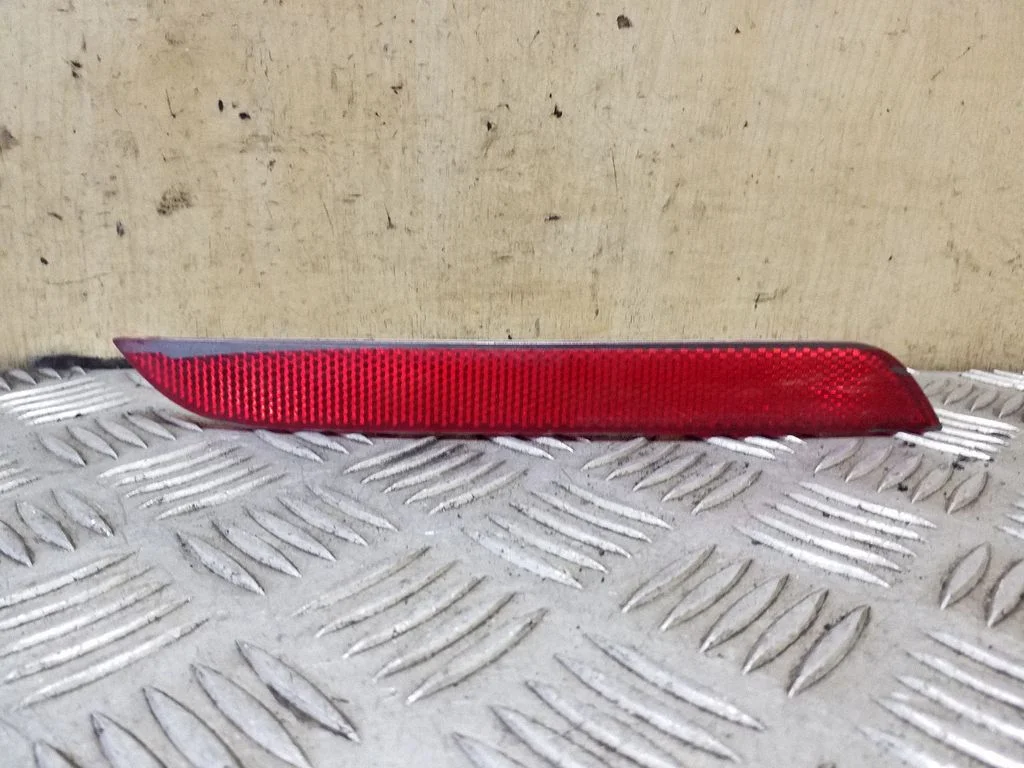 Rear tail light reflector 7203237