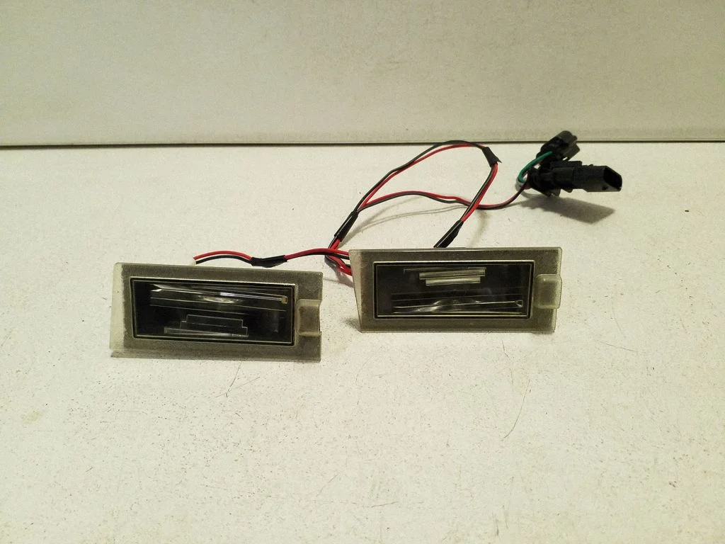 Number plate light E1313903
