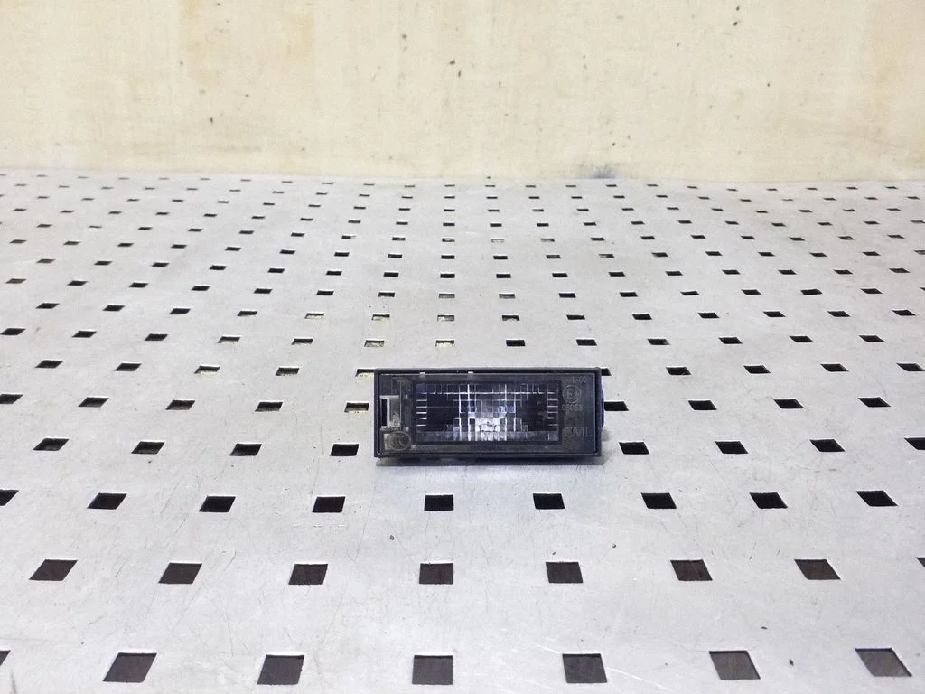 Number plate light E205053