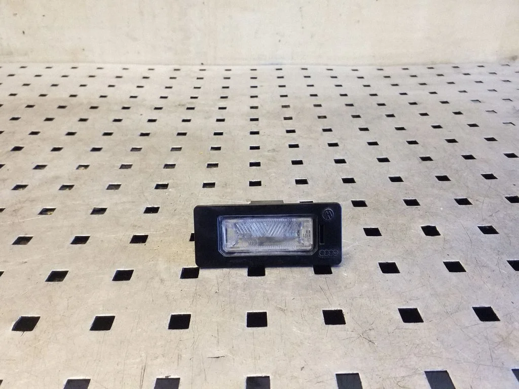 Number plate light 8T0943021
