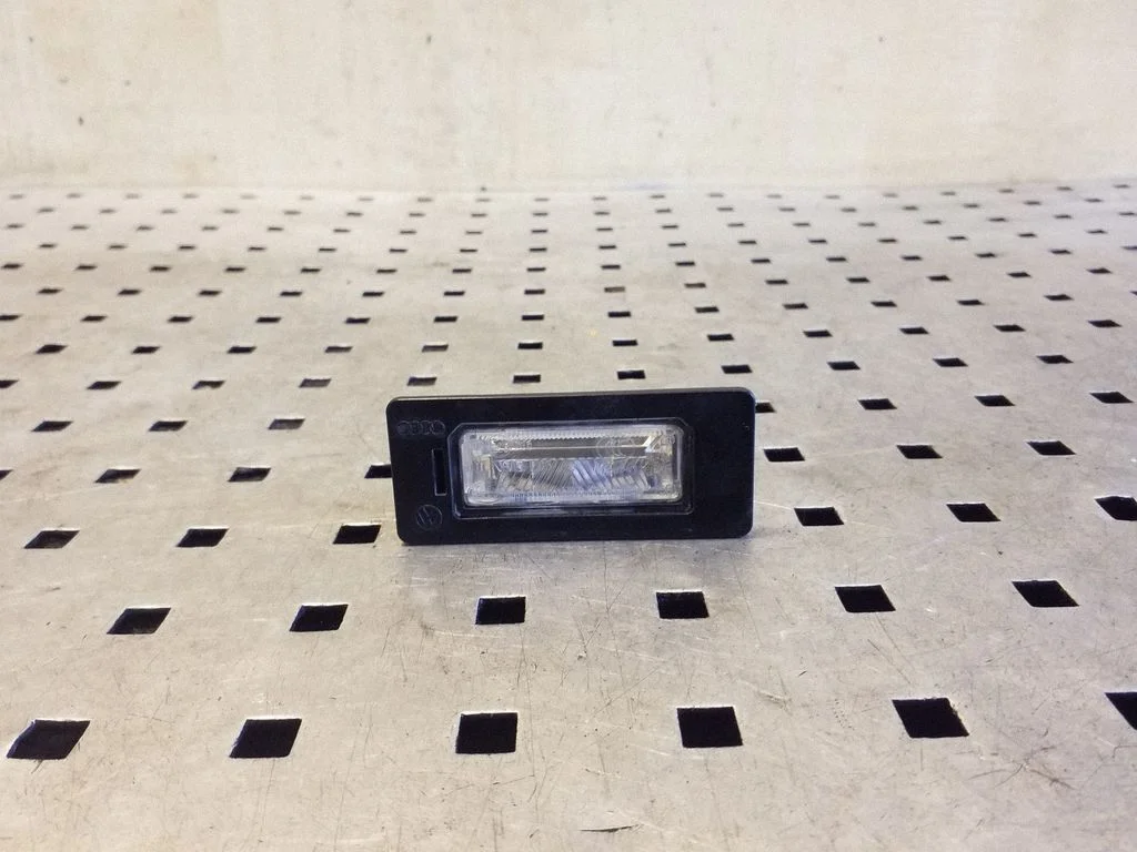 Number plate light 8T0943021