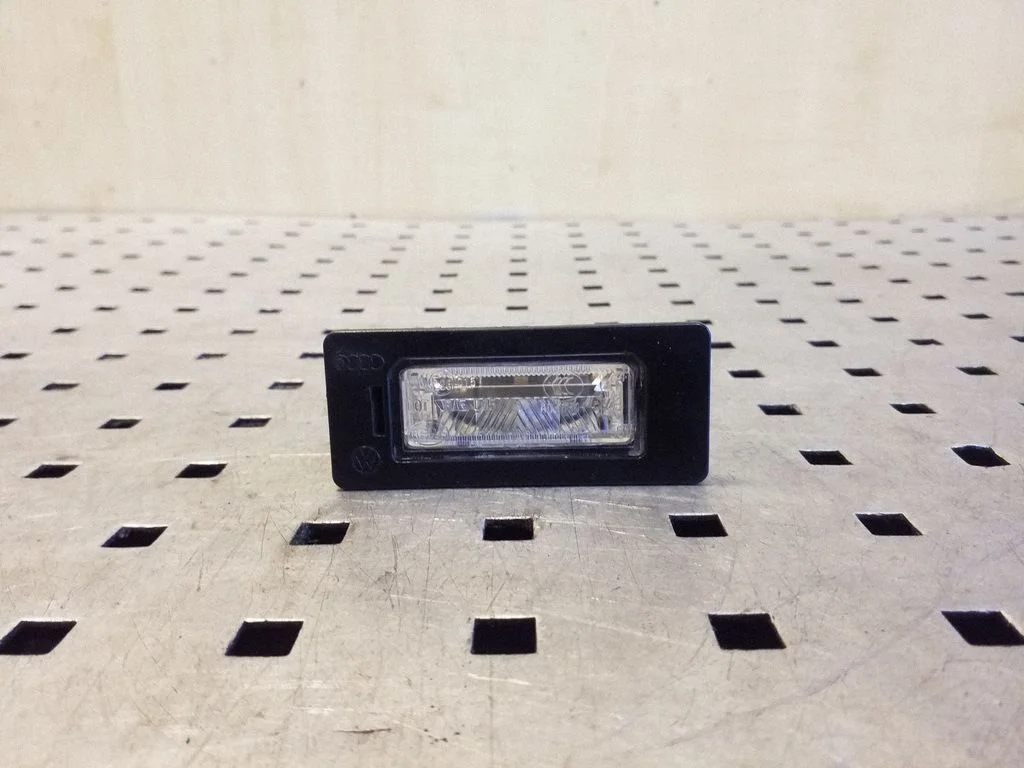 Number plate light 8T0943021