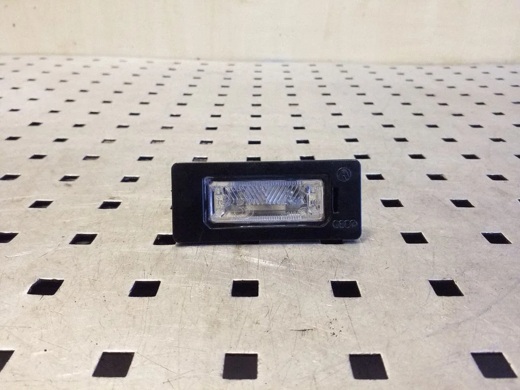 Number plate light 8T0943021